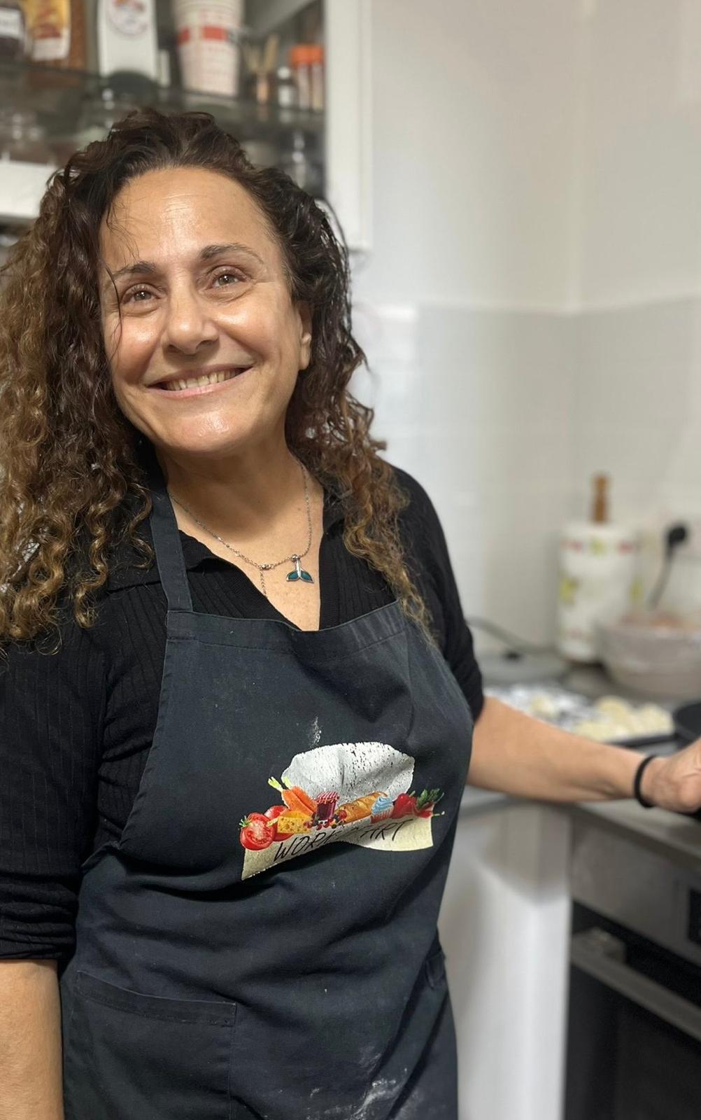 טל במטבח של הסטודיו