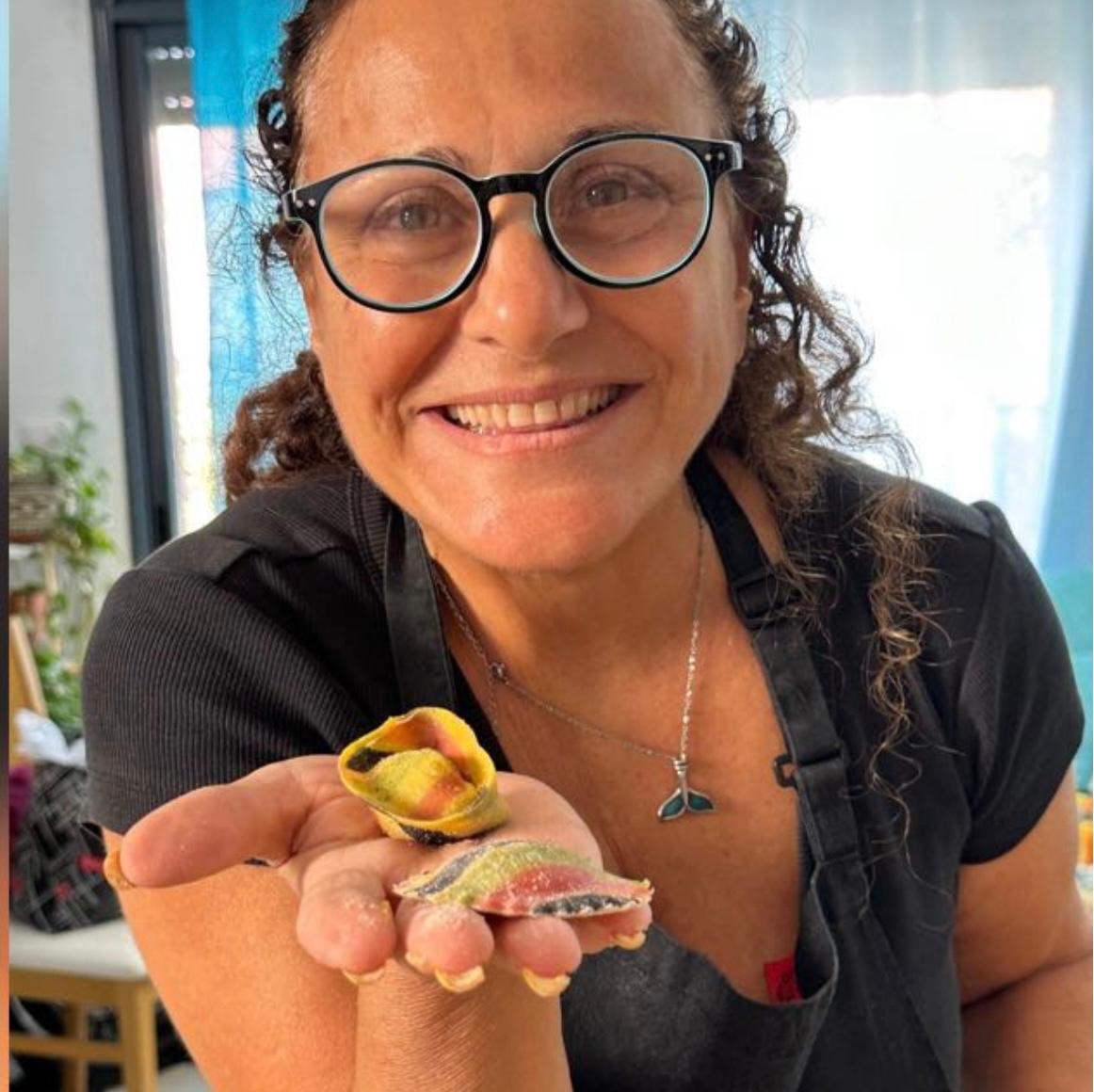 טל מציגה טורטליני שהכינה